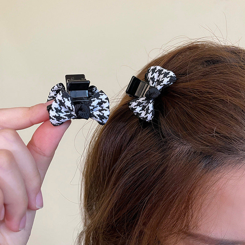 Black and white clips (one pair)