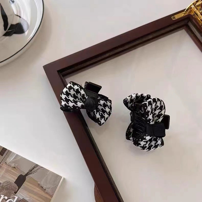 Black and white clips (one pair)