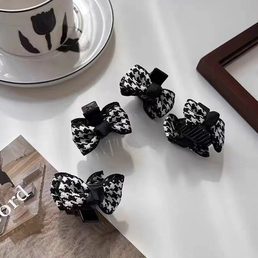 Black and white clips (one pair)