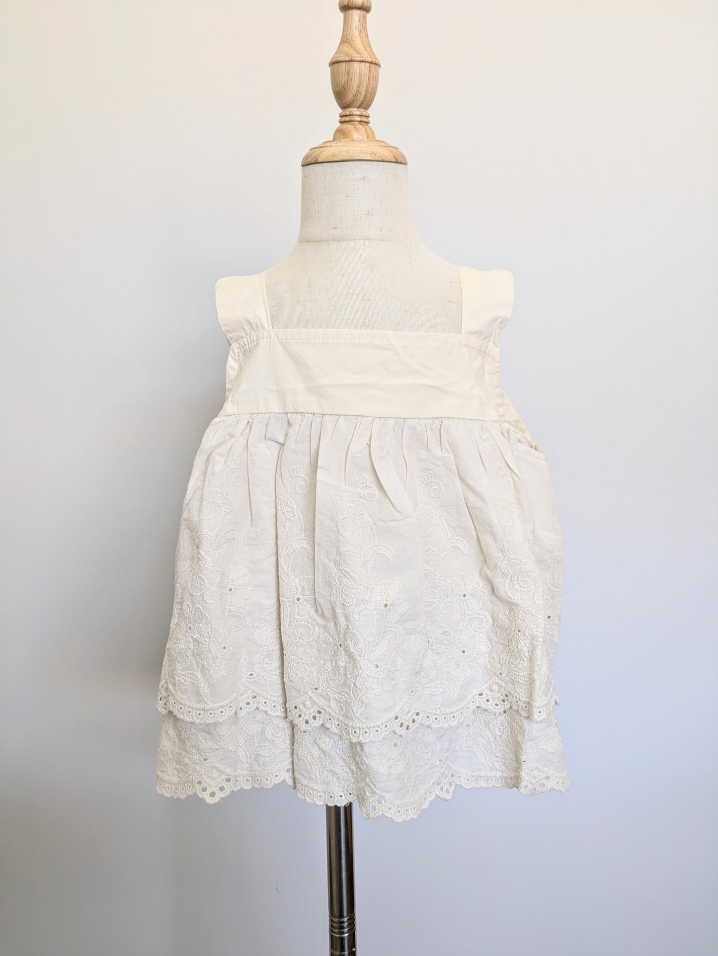 Summer ruffle shirt with lace pattern