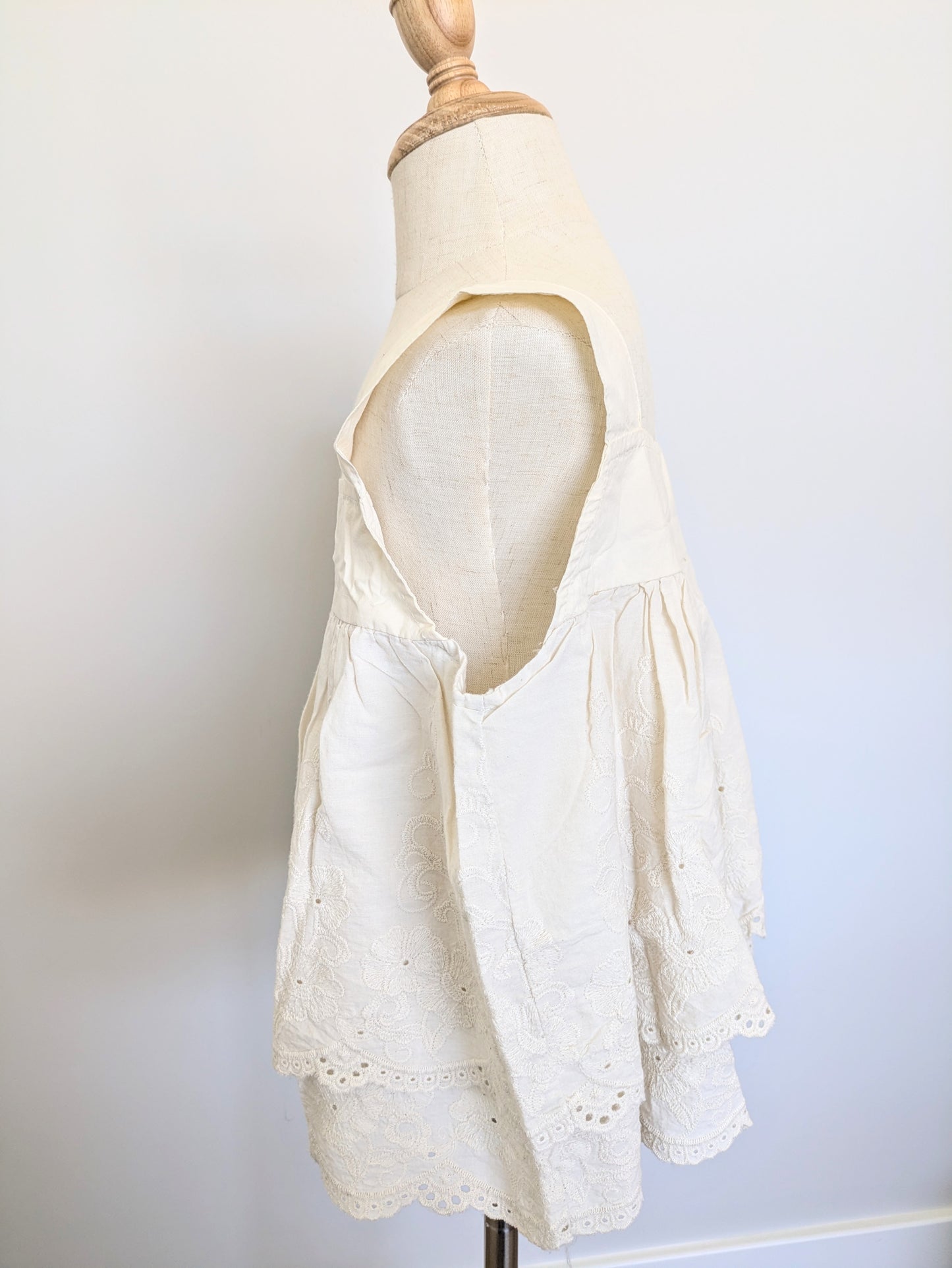 Summer ruffle shirt with lace pattern